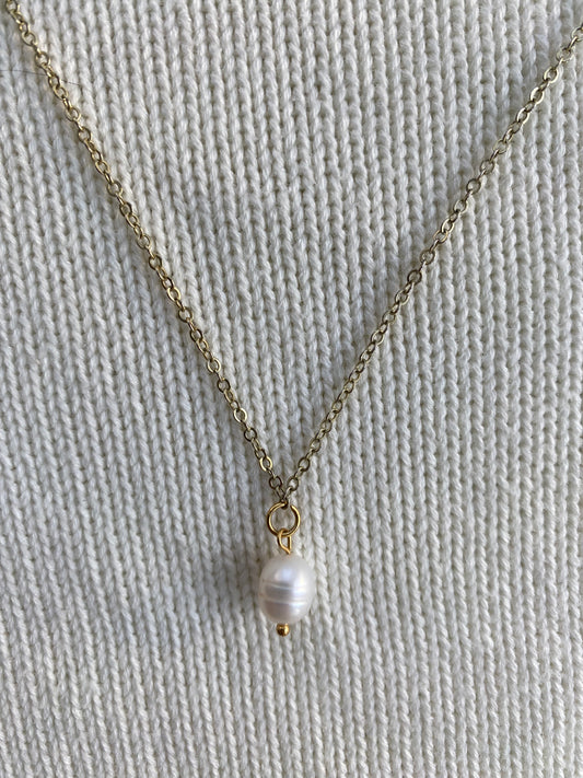 Gold pearl necklace