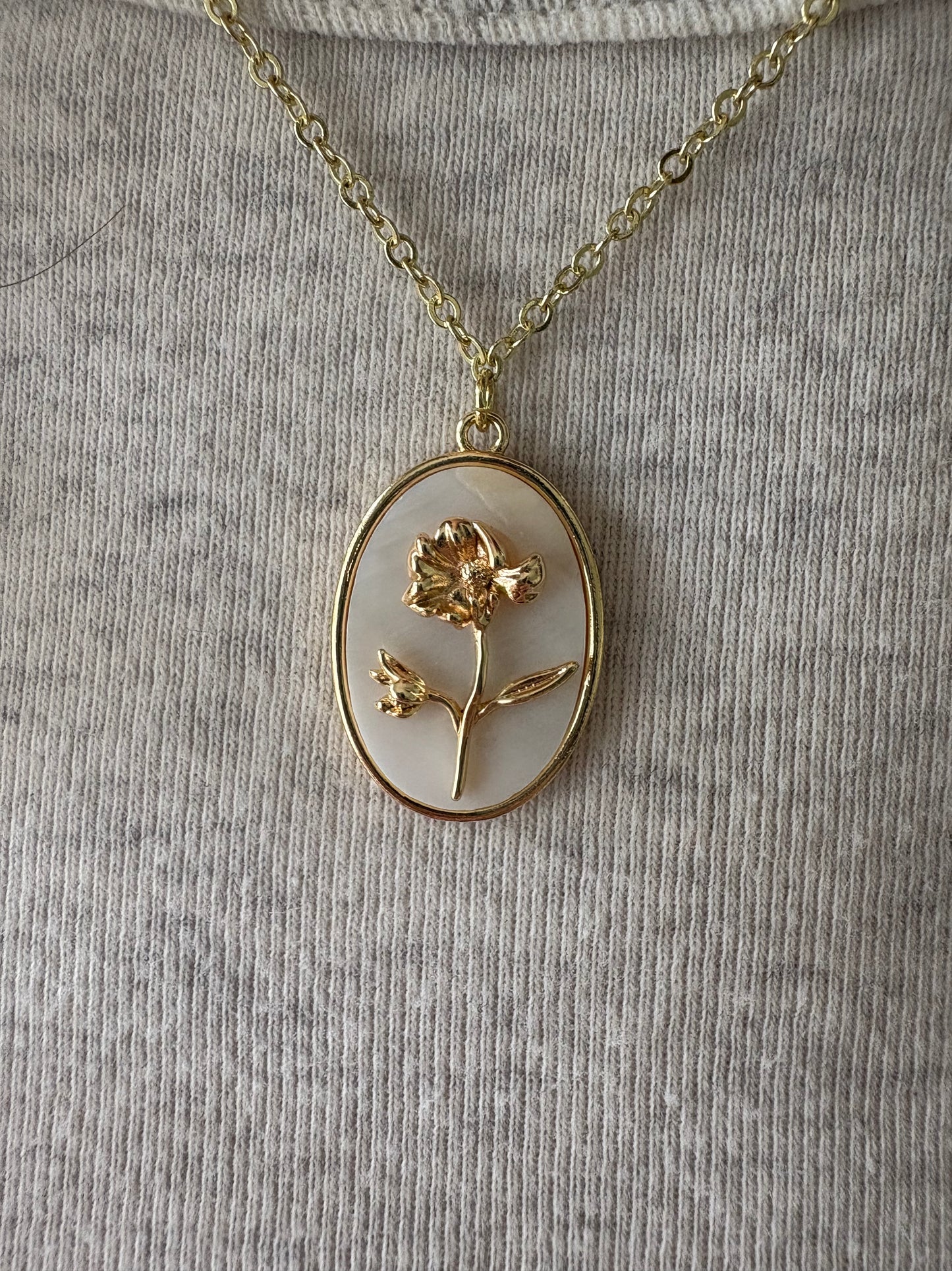 Oval flower pendant